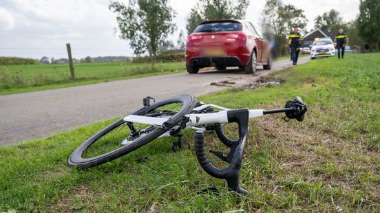 Wielrenner zwaargewond na aanrijding met auto. Wielrenner zwaargewond na aanrijding met auto.