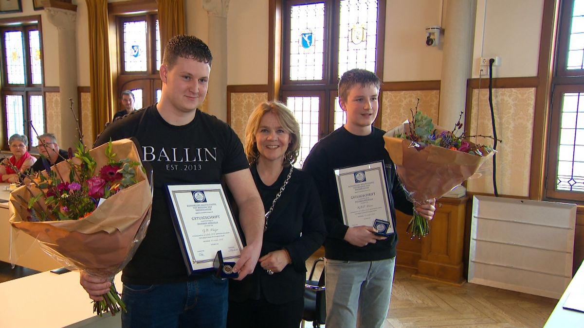 Gemeente eert Gerben (19) en Ruben (14), die man in Veendam uit water wisten te redden