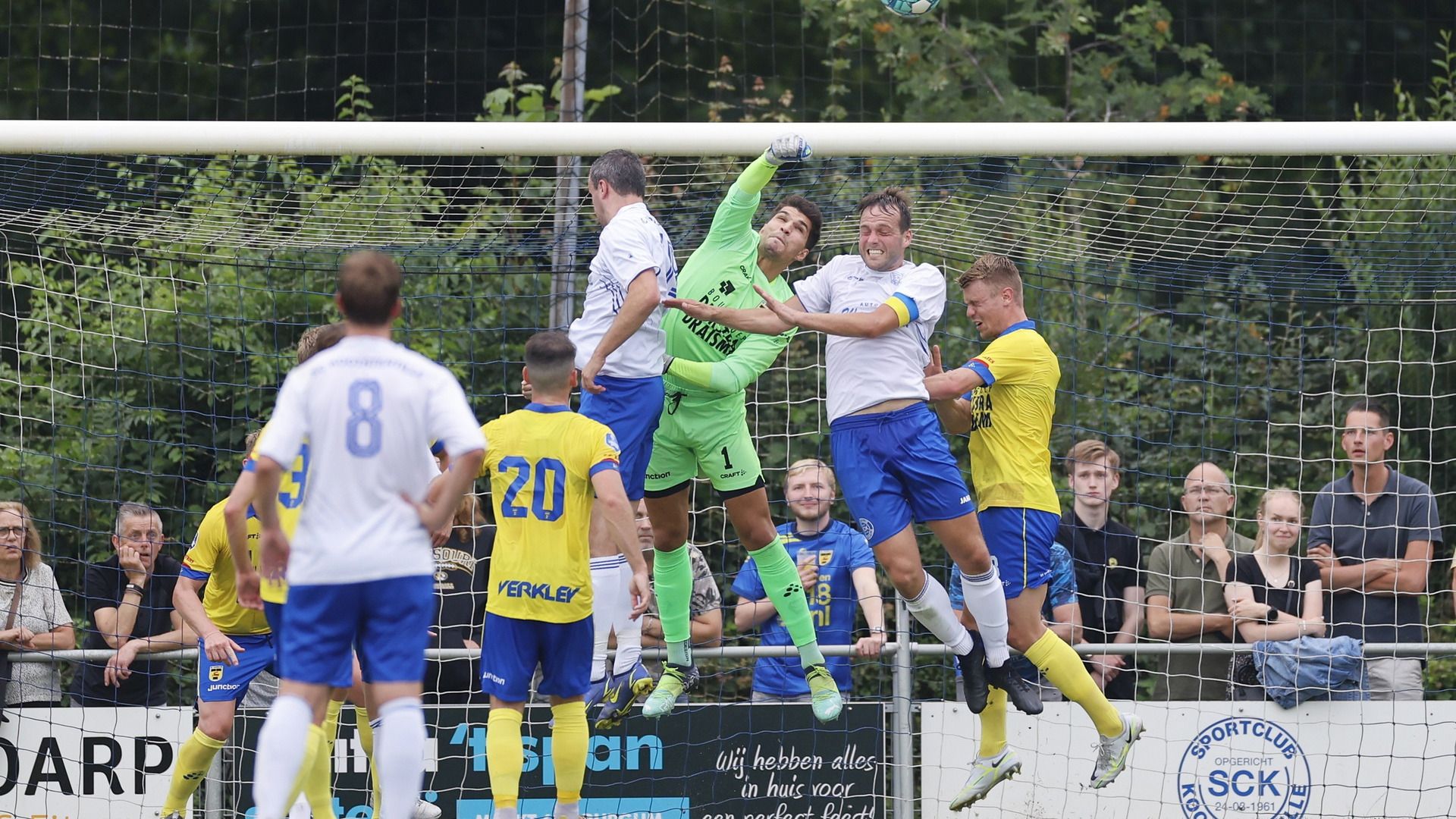 Drukte voor de goal bij Kootstertille - Cambuur