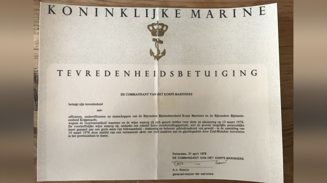 De mariniers kregen na de bevrijdingsactie een zogeheten tevredenheidsbetuiging (Rechten: Roy van Gool / RTV Drenthe)