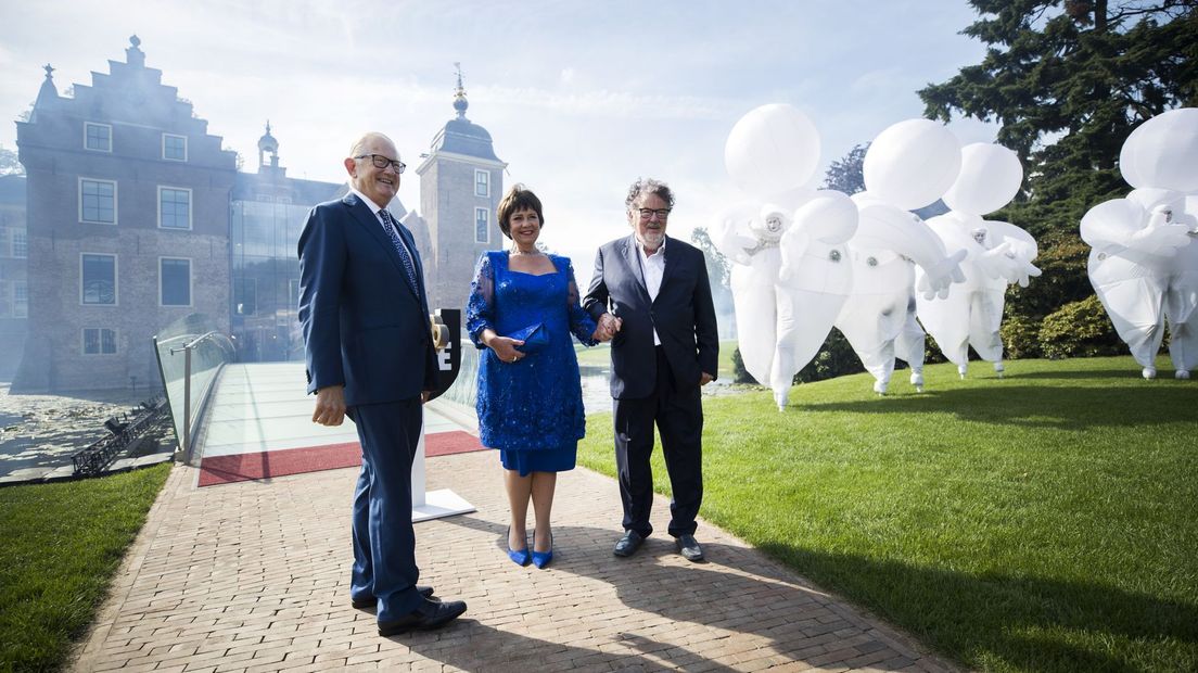 Hans Melchers en zijn vrouw Monique en Pieter van Vollenhoven bij de opening van de vestiging van MORE in Kasteel Ruurlo.