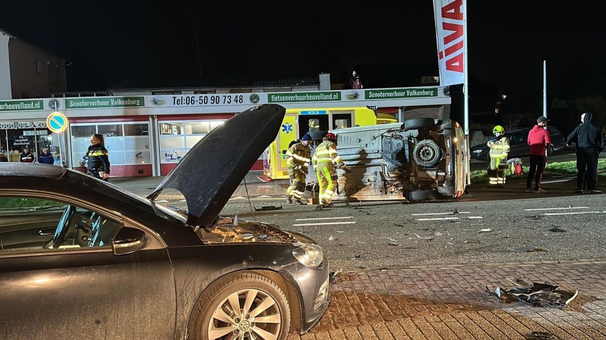 Busje op z'n kant na botsing met twee auto's
