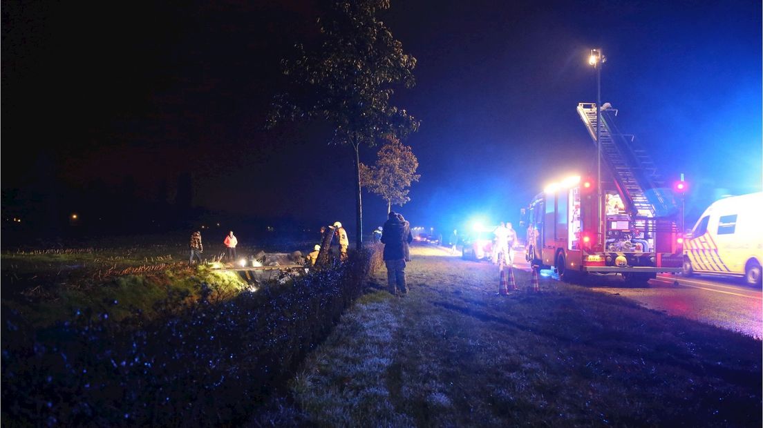 Auto belandt in de sloot in Vriezenveen, passagier gewond naar ziekenhuis