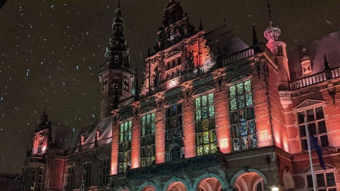 Het academiegebouw van de Rijksuniversiteit Groningen terwijl de sneeuw naar beneden dwarrelt