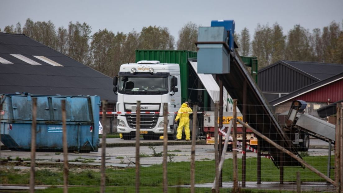 Mannen in beschermende pakken op het bedrijf in Lutjegast