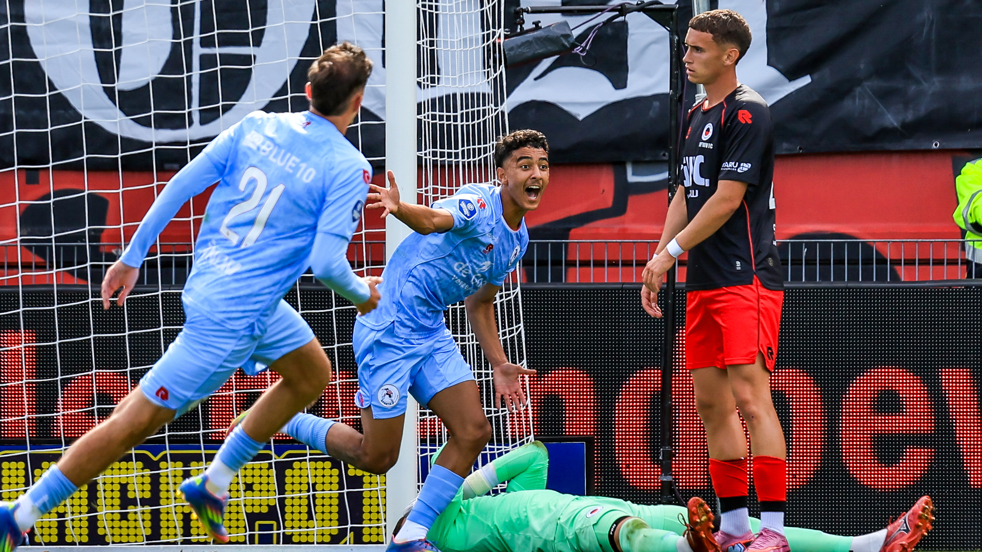 Ayoub Oufkir scoort het winnende doelpunt in de Rotterdamse derby tegen Excelsior.