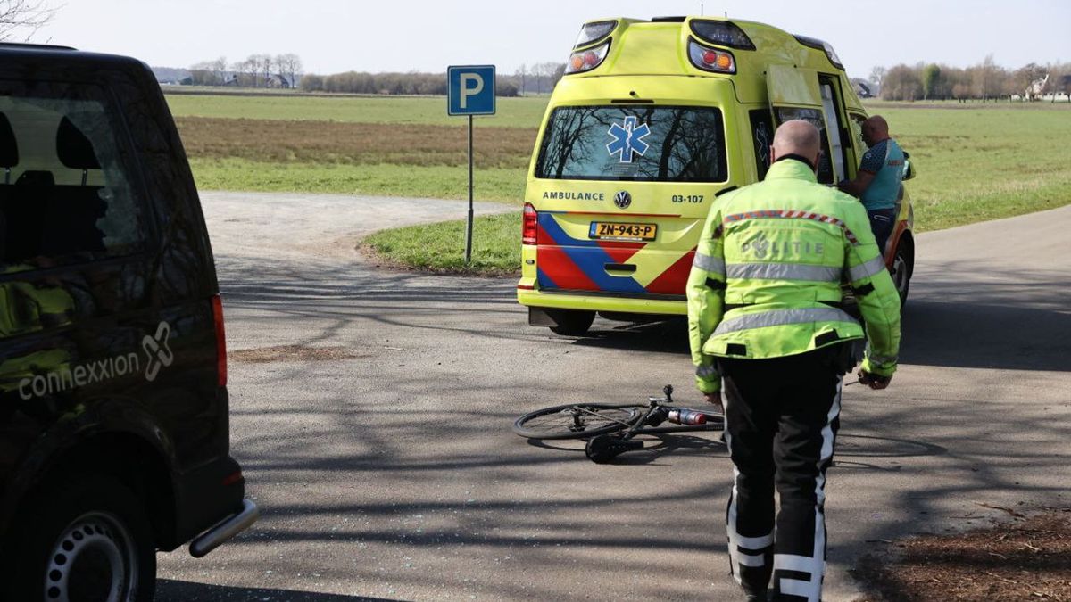 Wielrenner botst tegen taxibus bij Annen
