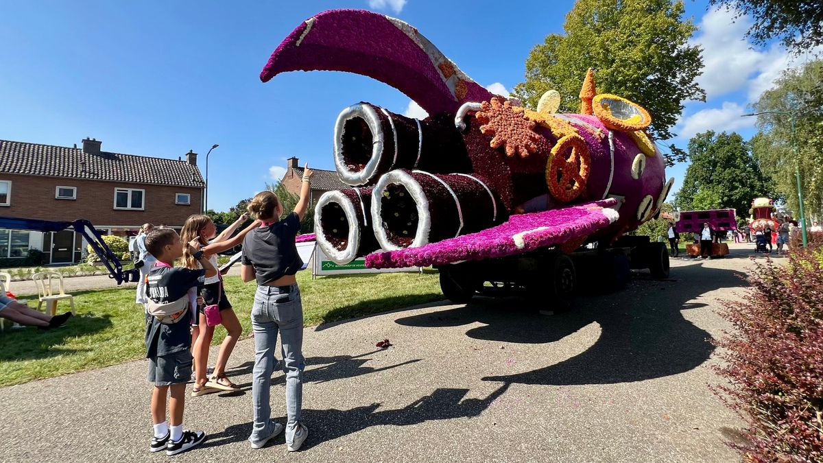 Corso-koorts in Leersum: 'Wow, komt er rook uit die raket?'
