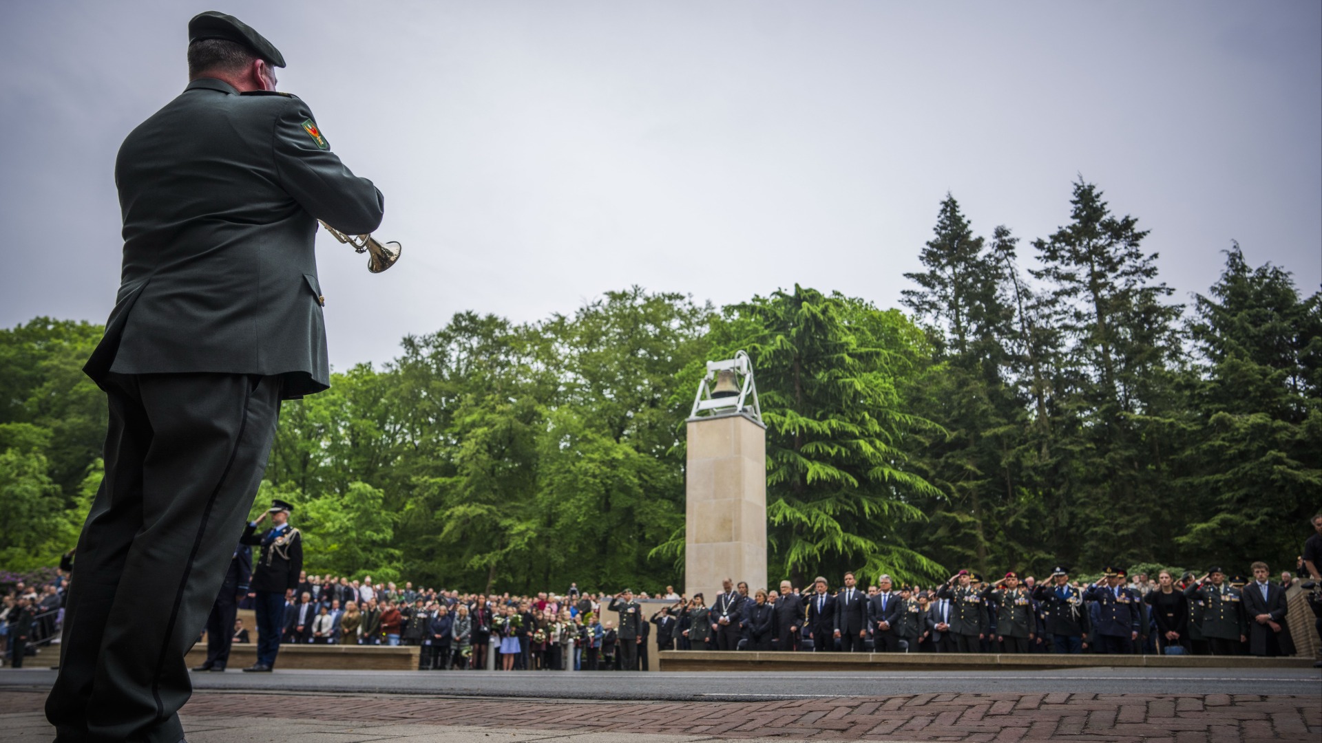 Kijk hier de Nationale Militaire Dodenherdenking op de Grebbeberg in Rhenen terug