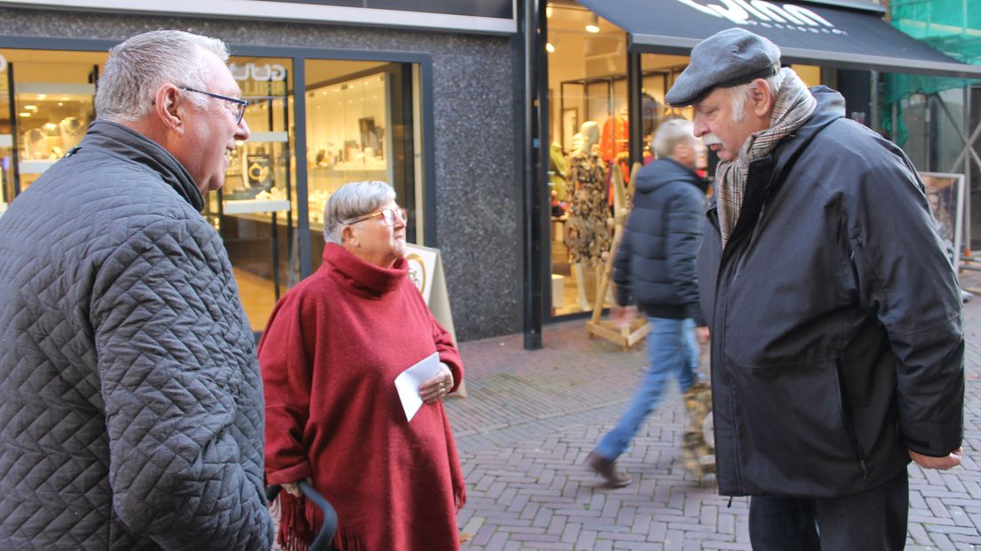 Jan Thomas Lensen deelt geld uit