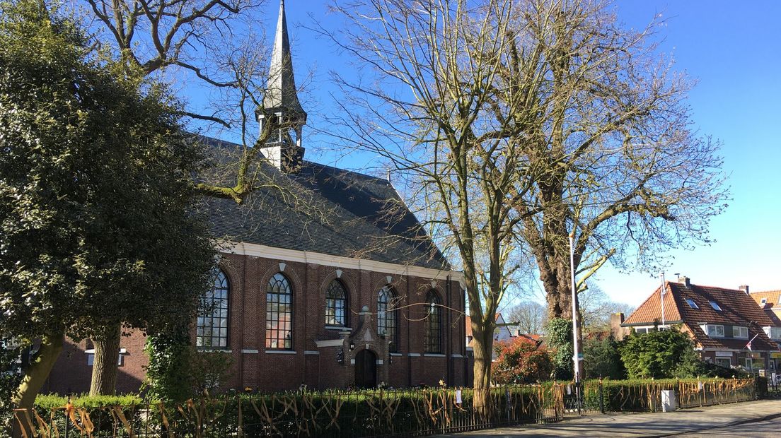 Aan de hekken van de Dorpskerk in Nieuwegein hangen gebedszakjes.