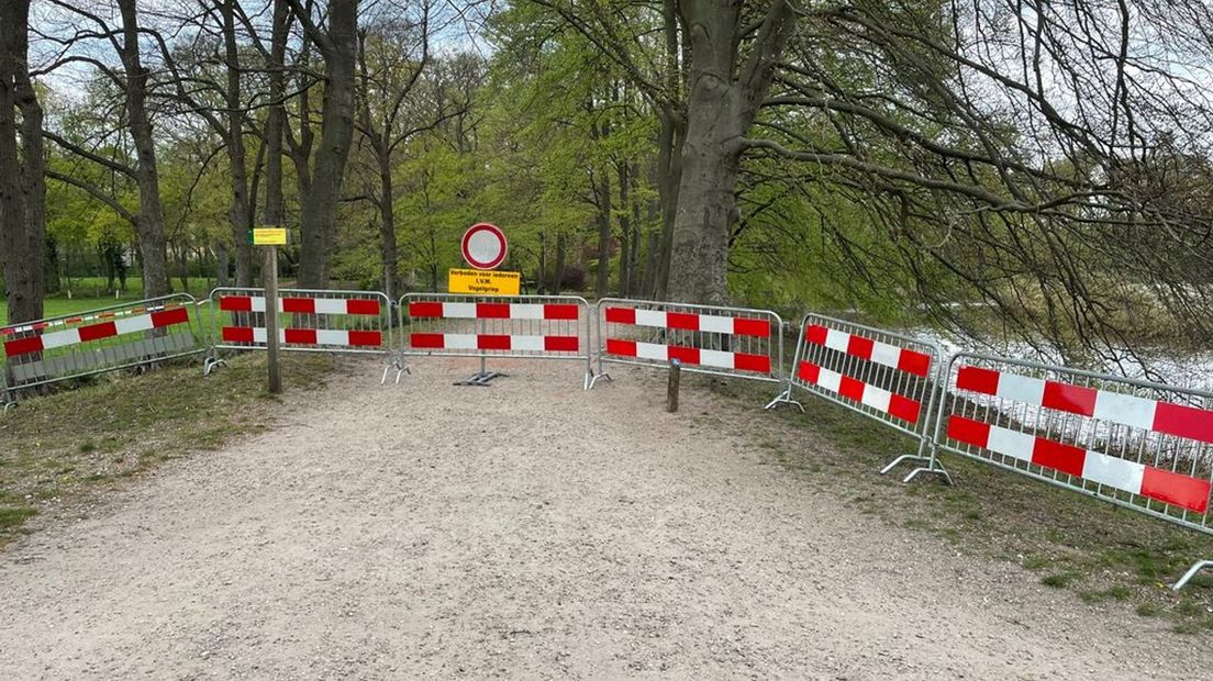 De paden om de Koewei heen, zijn inmiddels deels afgesloten.