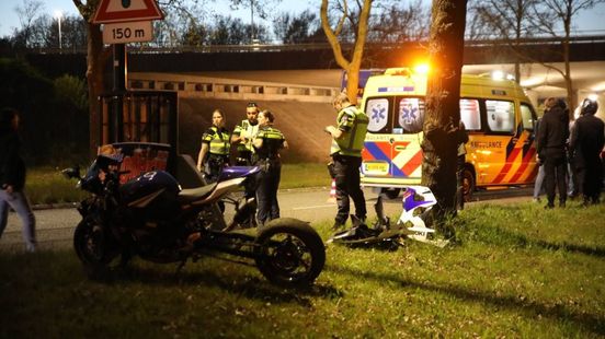 Man op motor rijdt tegen lantaarnpaal