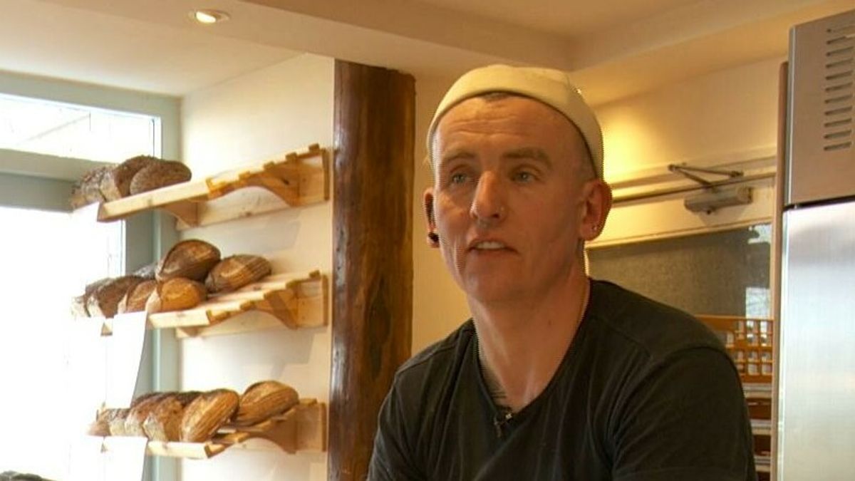 Joeke maakt brood zoals ze dat 200 jaar geleden deden: "Ik ben geen normale bakker"