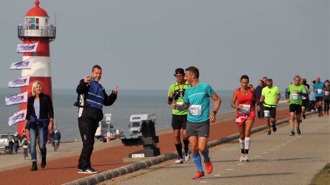 Kustmarathon op de dijk bij Westkapelle in 2019