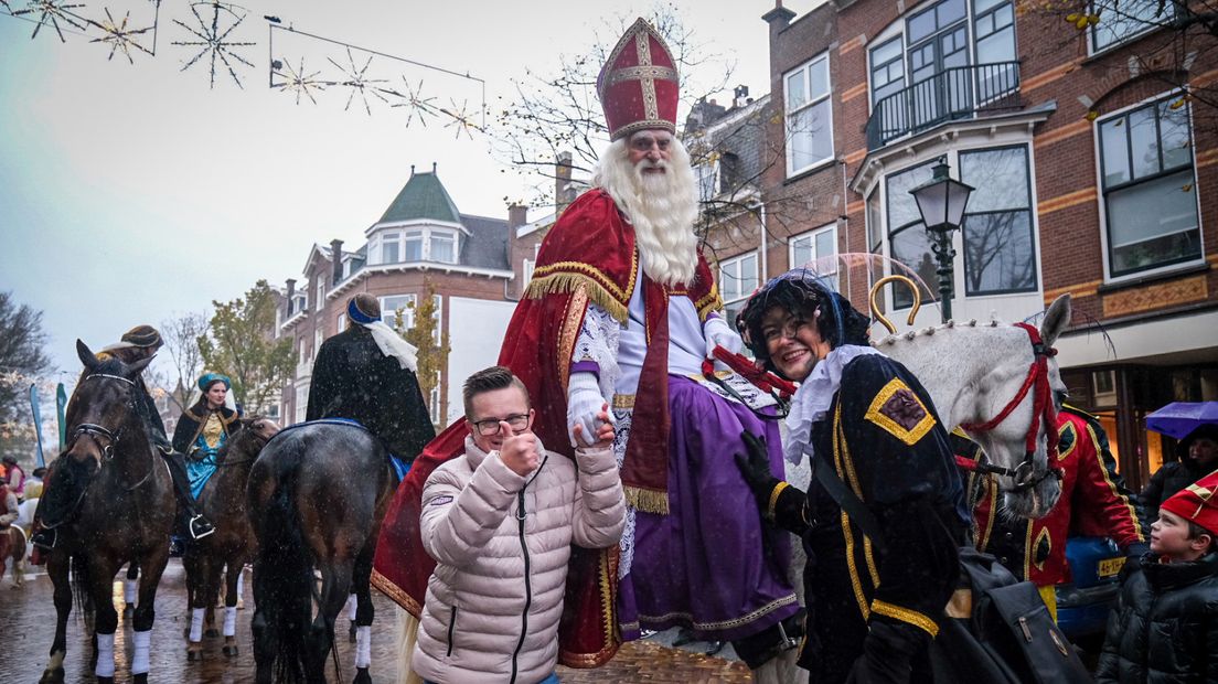 Sinterklaas en een trouwe fan