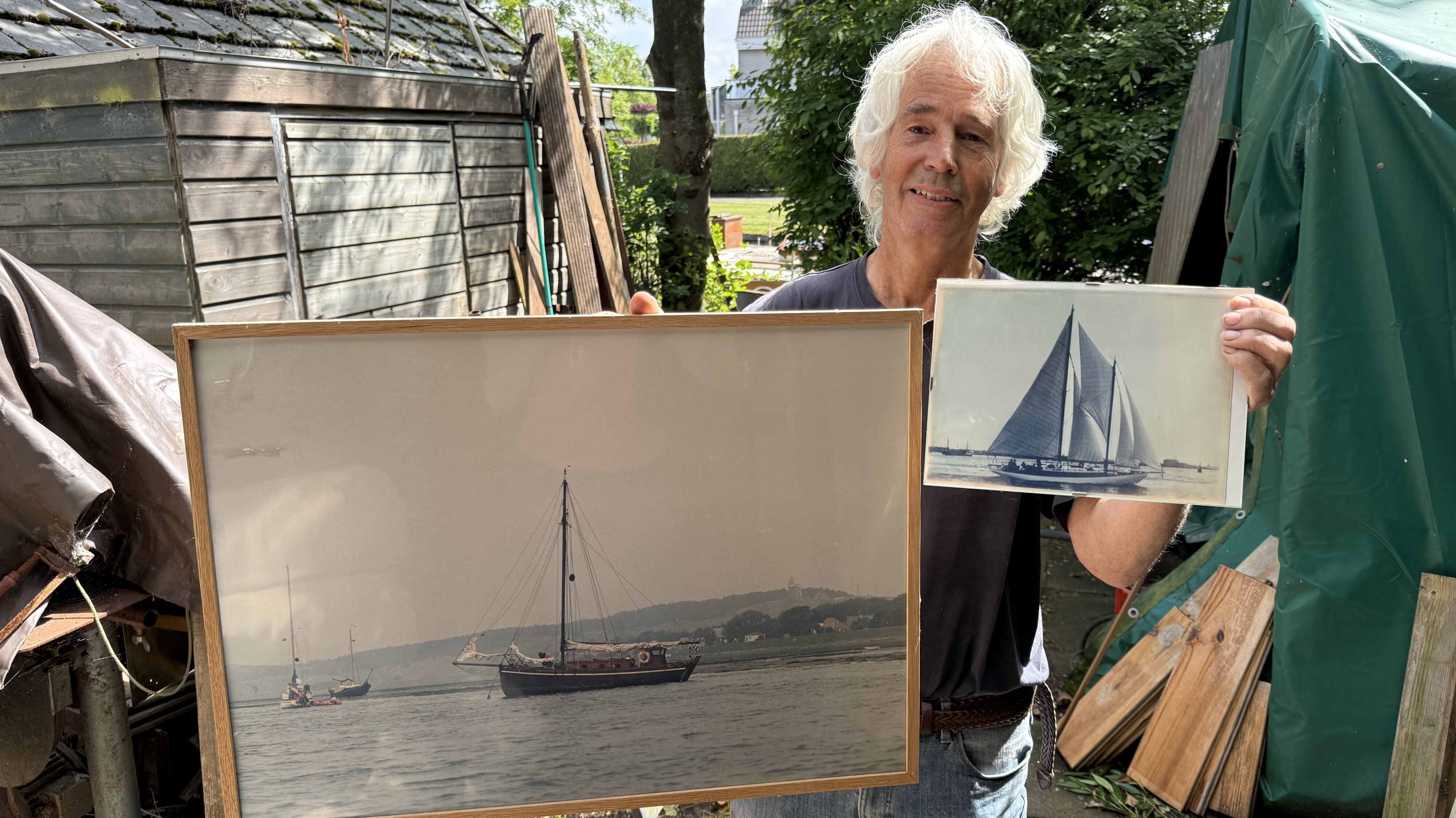 Bauke Aalbers met oude foto's van zijn schepen