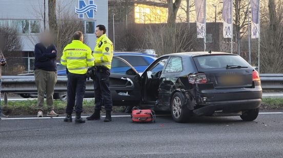 Lange file op A15 door ongeluk, rijstroken weer vrijgegeven. Lange file op A15 door ongeluk, rijstroken weer vrijgegeven.