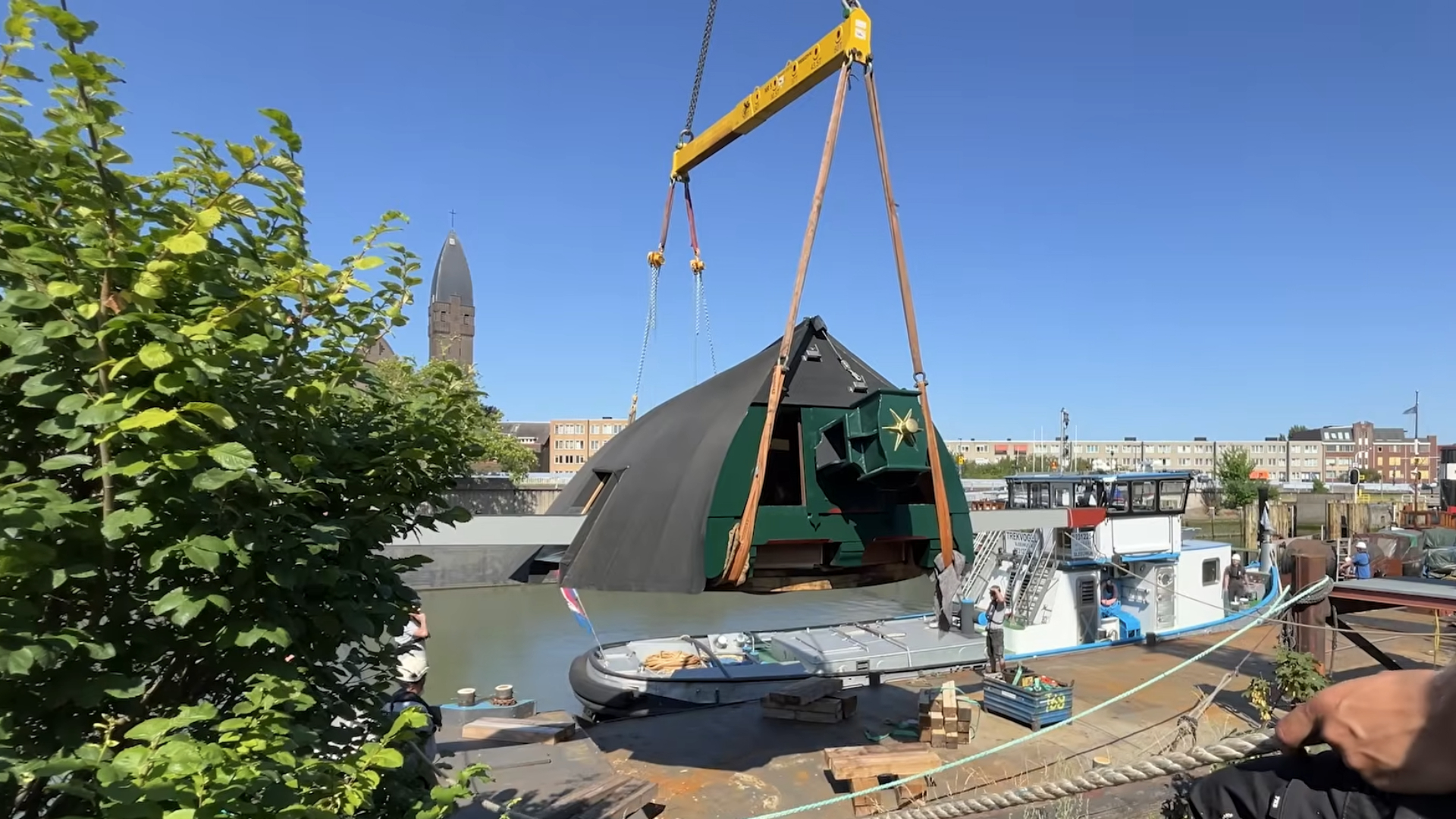 Alleen al de molenkop weegt bijna 9000 kilo.