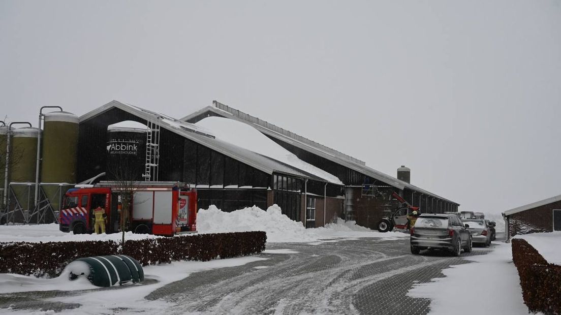 Een enorme sneeuwduin op het dak van een boerenbedrijf in Vriezenveen veroorzaakt problemen.