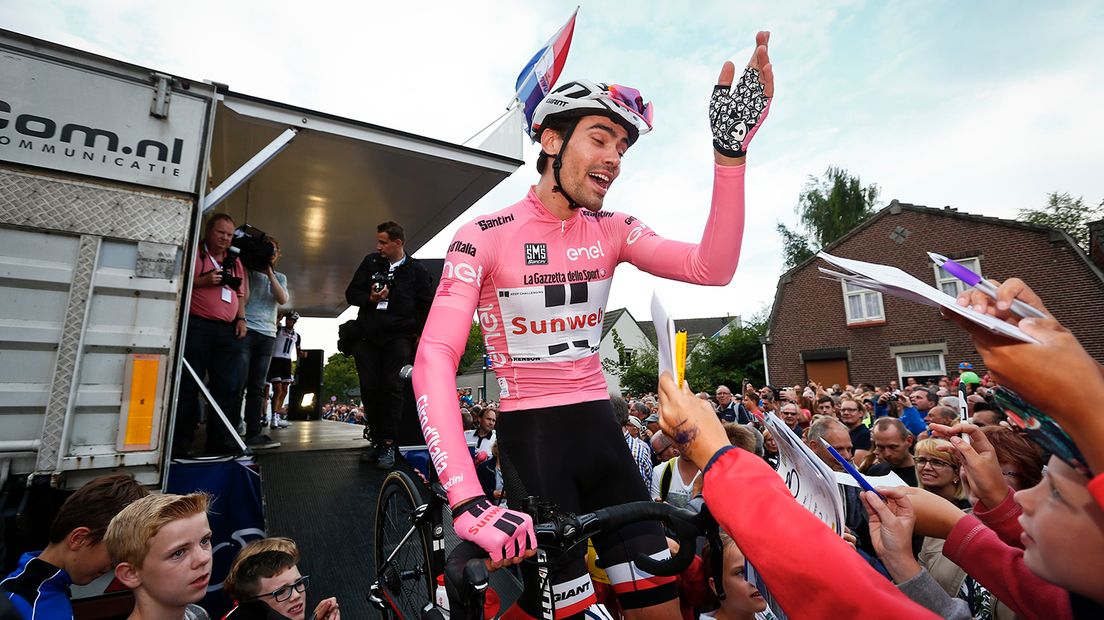 Tom Dumoulin groet fans in Boxmeer.