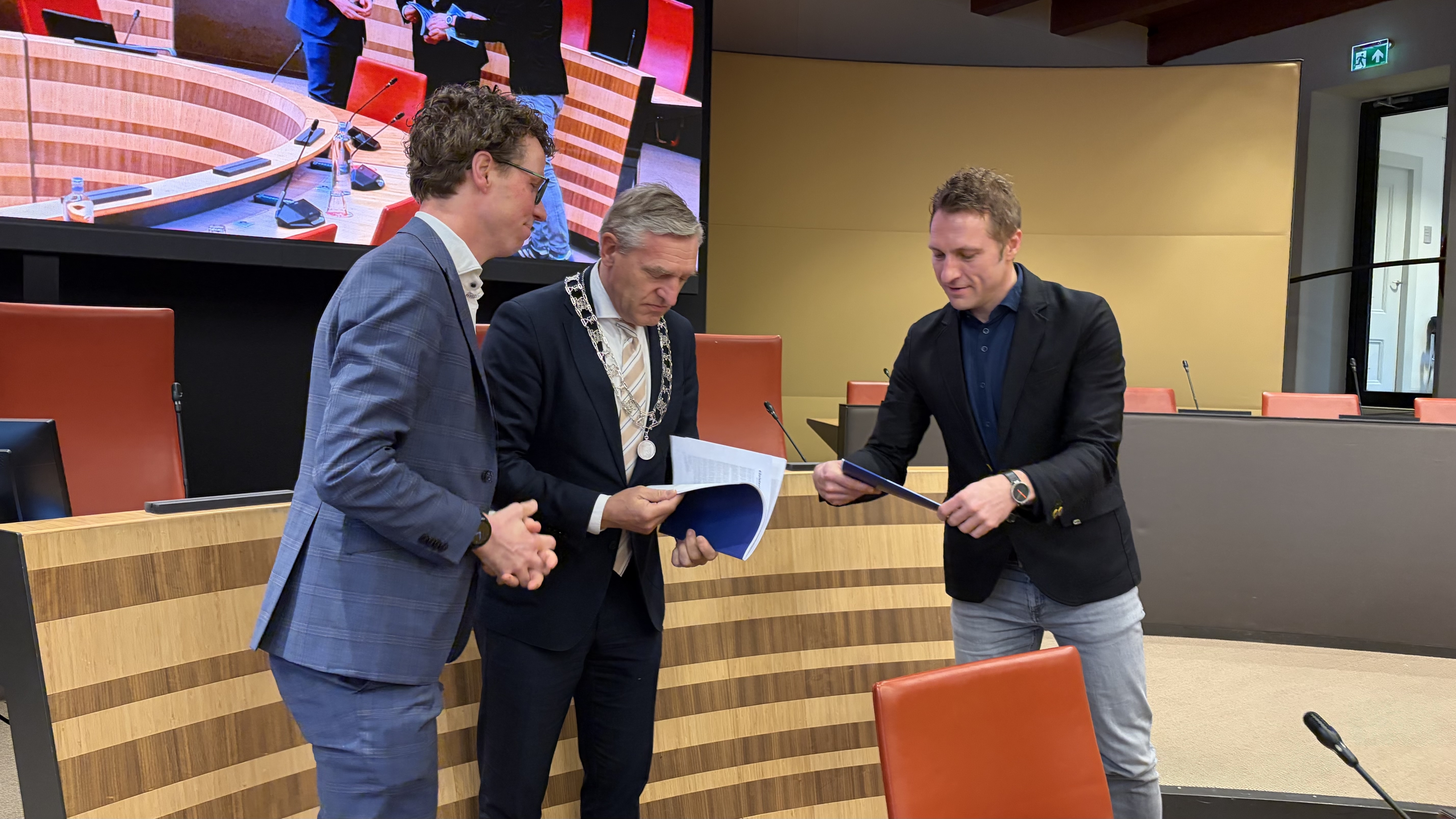 Ferkenner Martijn Balster oerlanget syn advys oan Hein Kuiken fan GroenLinks-PvdA