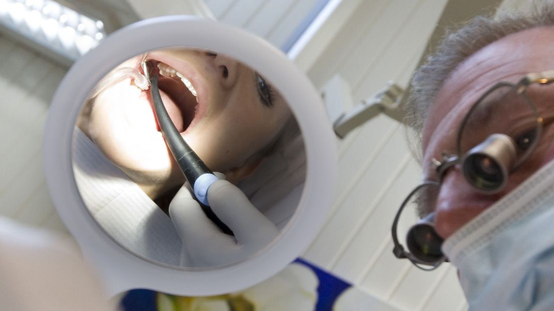De mobiele tandarts behandelt vooraf geselecteerde patiënten