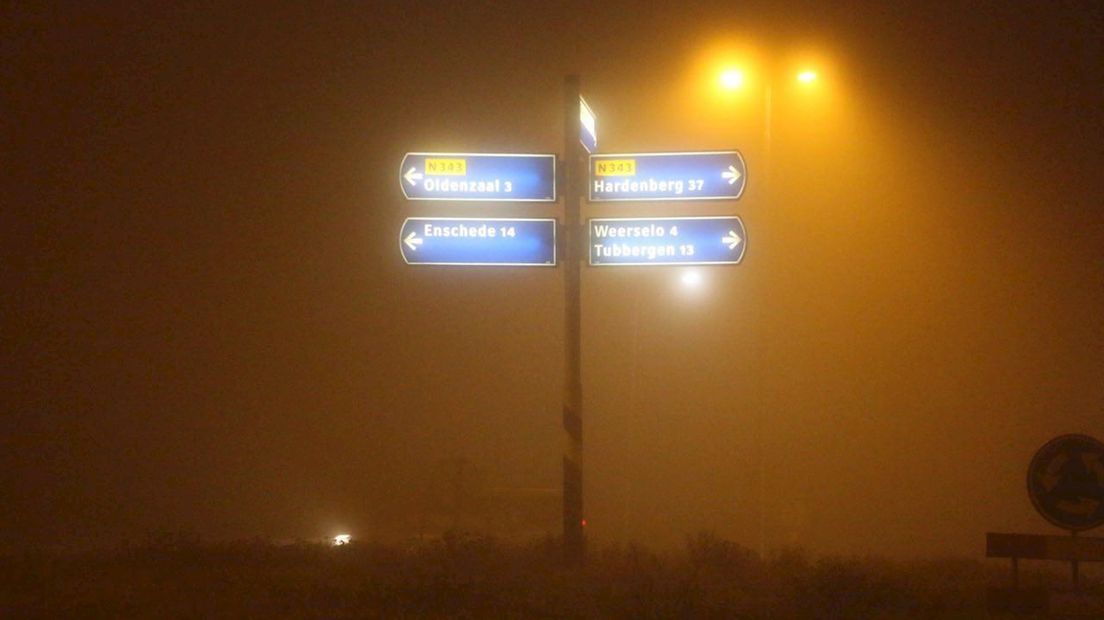 Dichte mist op de weg bij Oldenzaal