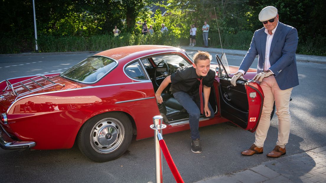 De 'filmsterren' komen aan bij de rode loper.