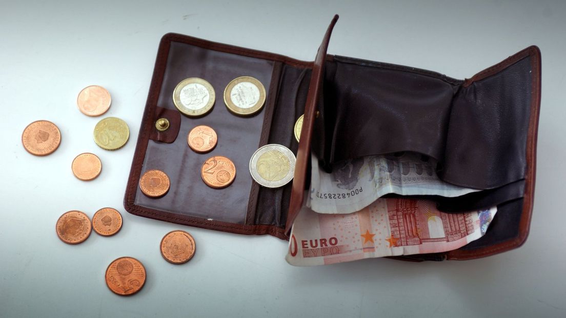 Een portemonnee met munten en briefgeld