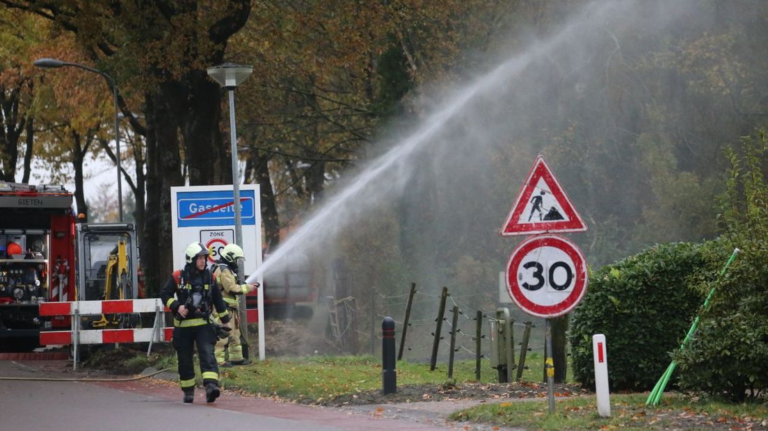 De brandweer plaatst  een waterscherm (Rechten: Van Oost Media)