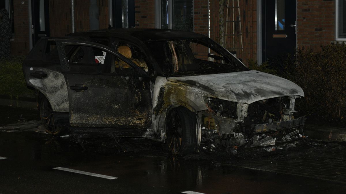 Auto brandt uit in Vlissingen, politie onderzoekt of er sprake is van opzet