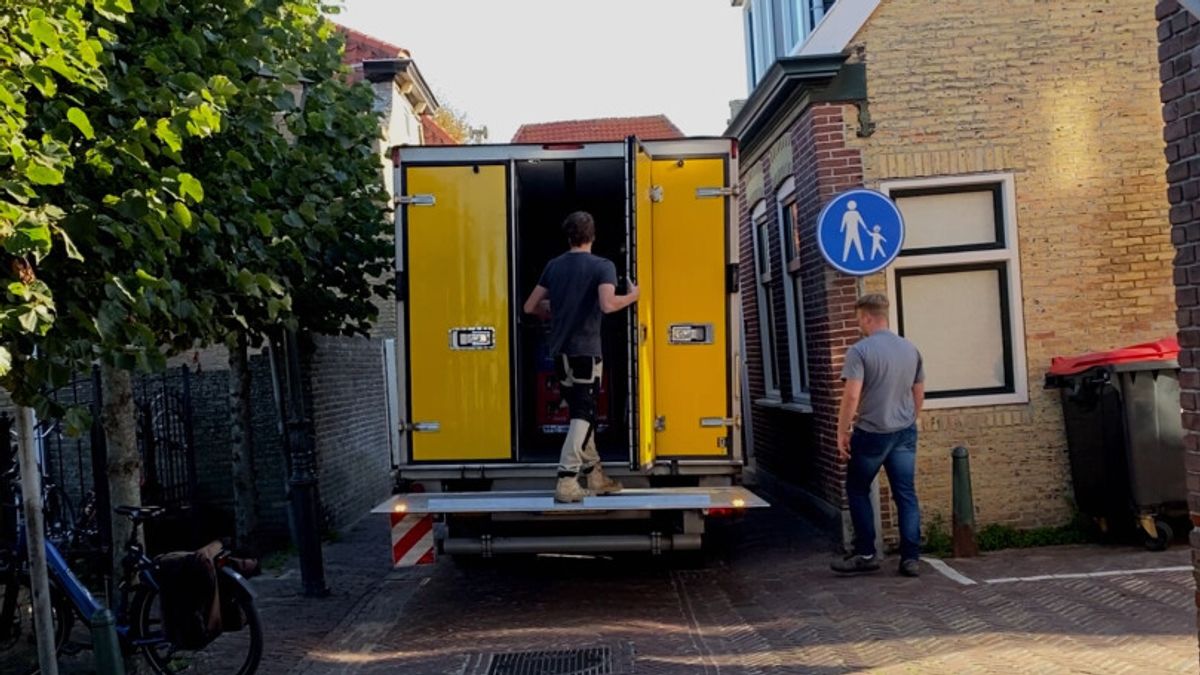 Vrachtwagens door West-Terschelling zorgen voor schade: “Die straatjes zijn niet gebouwd voor zwaar