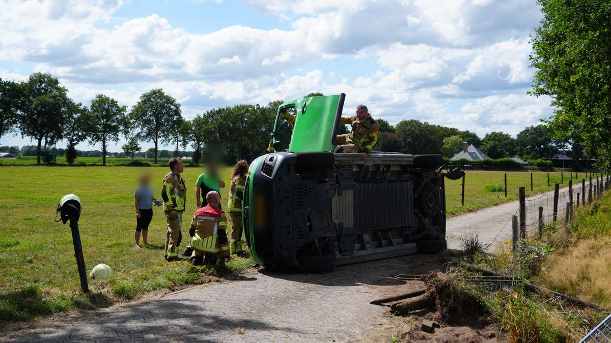 112 Nieuws: Bestelbus kantelt in Broekland | Ongeval met vrachtwagen in Sint Jansklooster