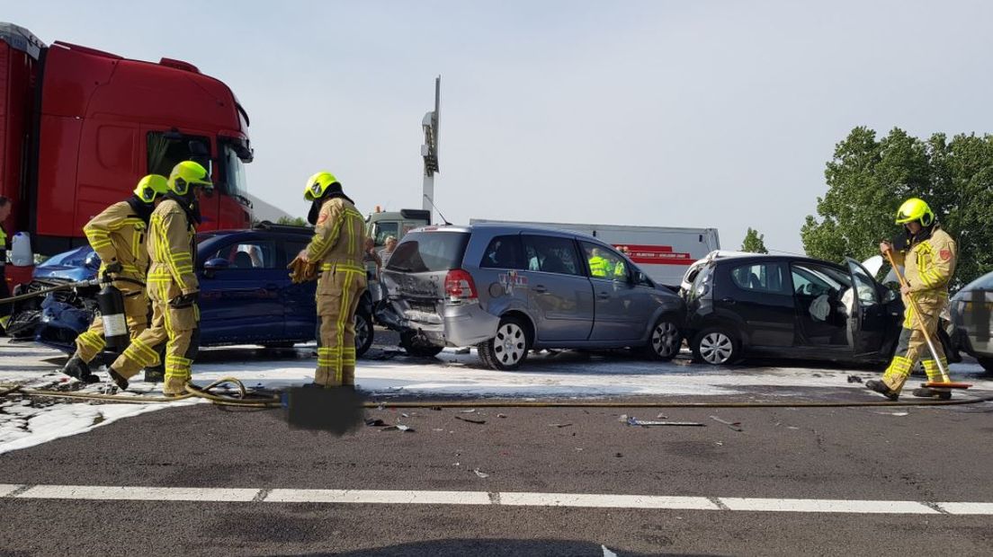 Op de A326 bij Wijchen is maandagochtend een vrachtwagen ingereden op een file. Vanwege het ongeval was de snelweg van Nijmegen richting Ravenstein tot het middaguur afgesloten.