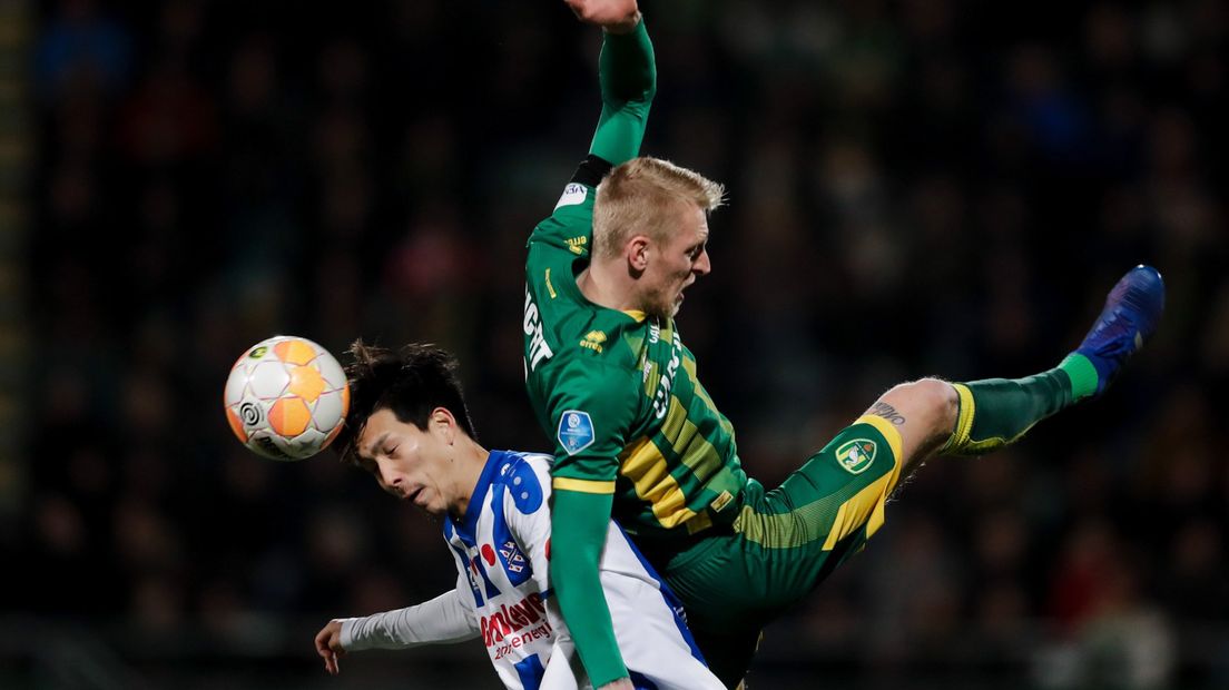 Lex Immers in duel met Yuki Kobayashi van Heerenveen