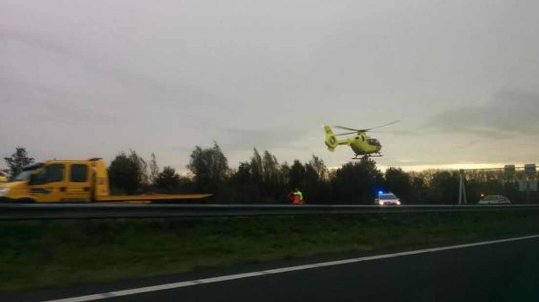 Chauffeur vrachtwagen bekneld op A2