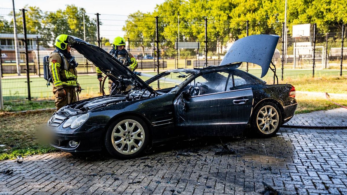 Rijdende auto vliegt in brand