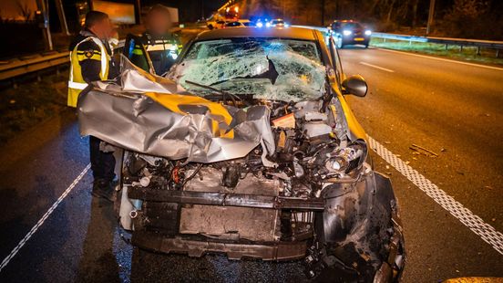 Auto botst op vrachtwagen A50