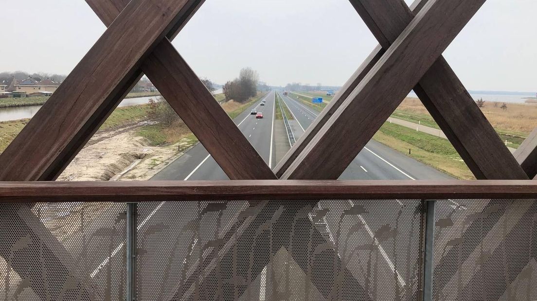 Uitzicht vanaf de brug op de snelweg