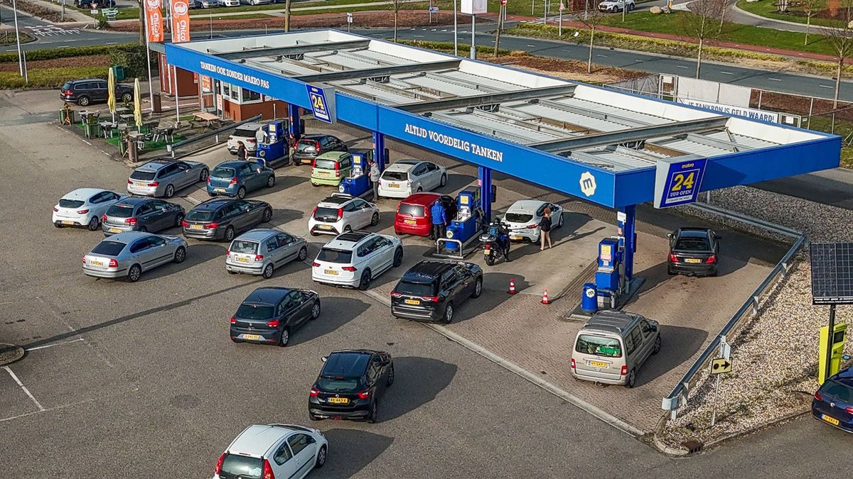 Rijen bij de benzinepomp door stijgende prijzen: 'Liever vandaag tanken dan morgen'
