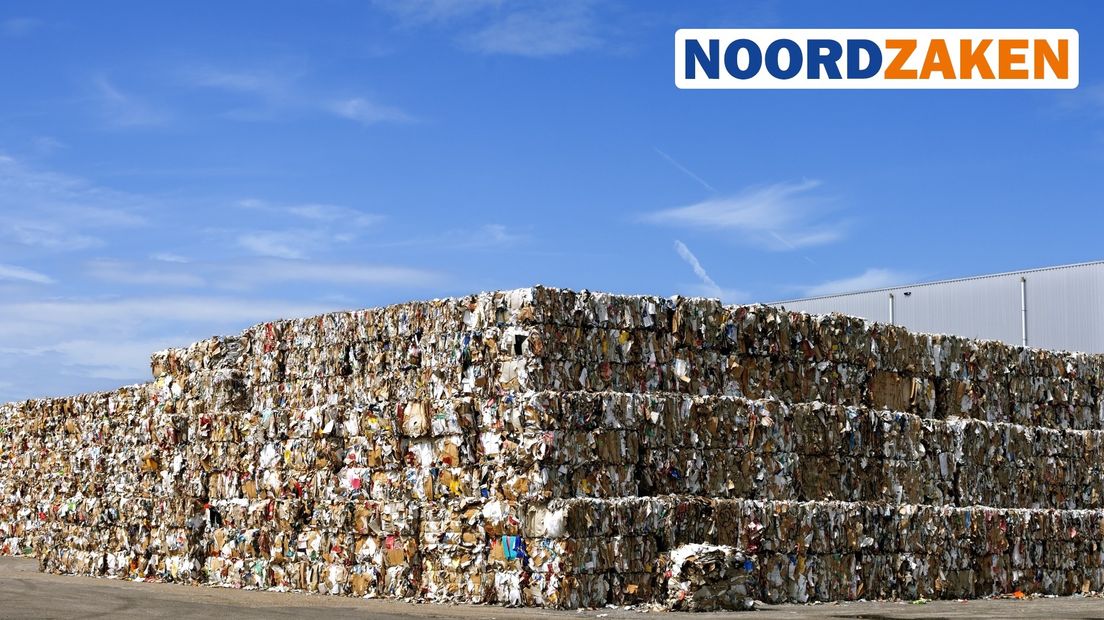 Karton opgestapeld op het terrein van een van de fabriek van Smurfit Kappa