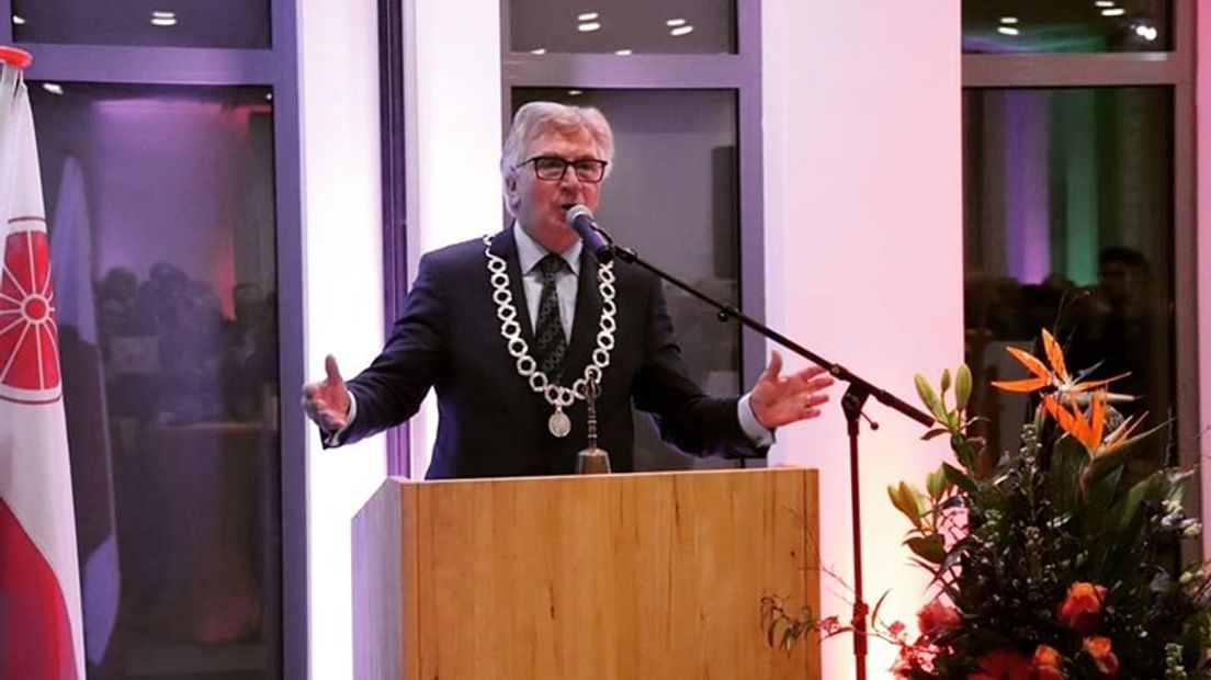 Burgemeester blijft voorlopig aan.