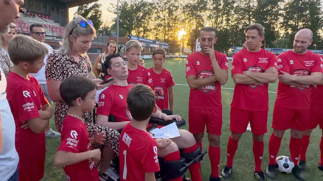 René Remie en zijn vrouw Miranda spreken de spelers toe.