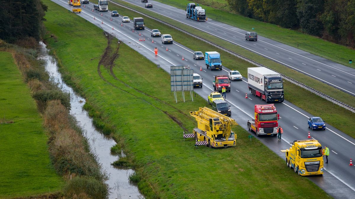 Kraanwagen belandt naast de weg op A7 bij Terwispel