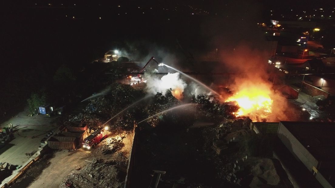 De brand bij afvalverwerker Ter Horst in Varsseveld is donderdagavond laat weer opgelaaid. Tien woningen aan de Sinderenseweg werden ontruimd. Het gaat om 25 personen in totaal. De ontruiming was vanwege de rook. Buurtbewoners gaven aan last te hebben van onder andere prikkende ogen. Vrijdagmorgen wordt er nog steeds nageblust.