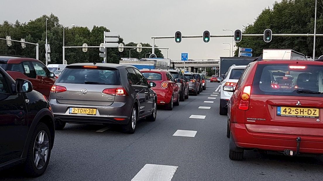 Het verkeer op de oprit naar de A35 bij Hengelo staat vast