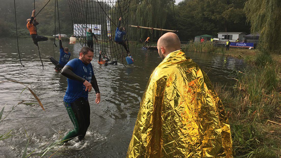 De KMG Survivalrun 2016 in Neede is zondag gehouden. Ruim 950 atleten hebben zich dit jaar aangemeld om verschillende parcours af te leggen. Het was de 24e editie.