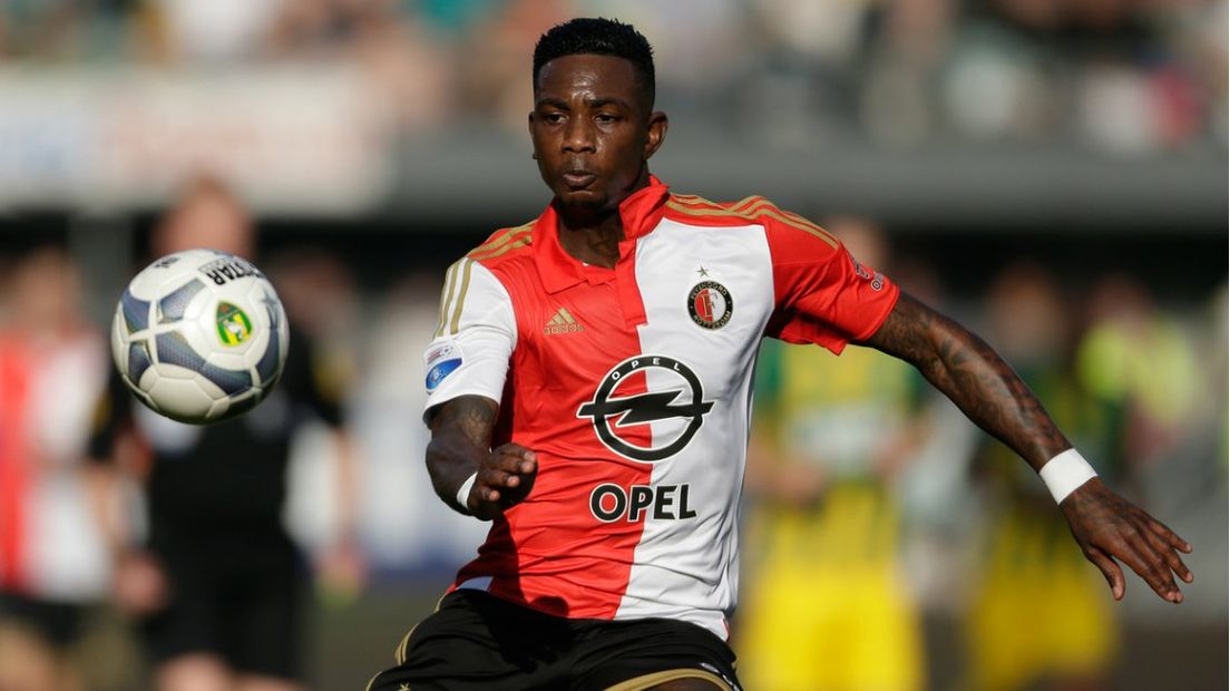 Eljero Elia in actie tijdens ADO Den Haag - Feyenoord.