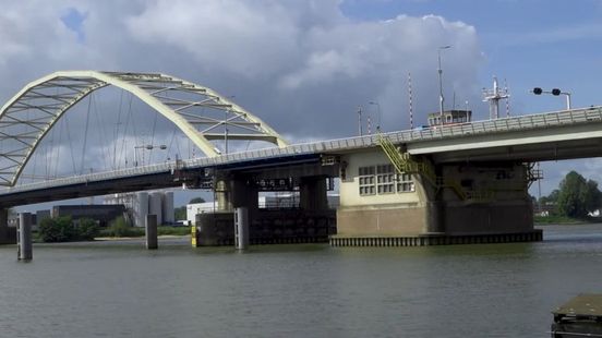 Brugklep Papendrechtsebrug metershoog de lucht in en weggehaald: dit is hoe dat eruit ziet Home
